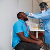 Un hombre se realiza una PCR en Johannesburgo, Sudáfrica