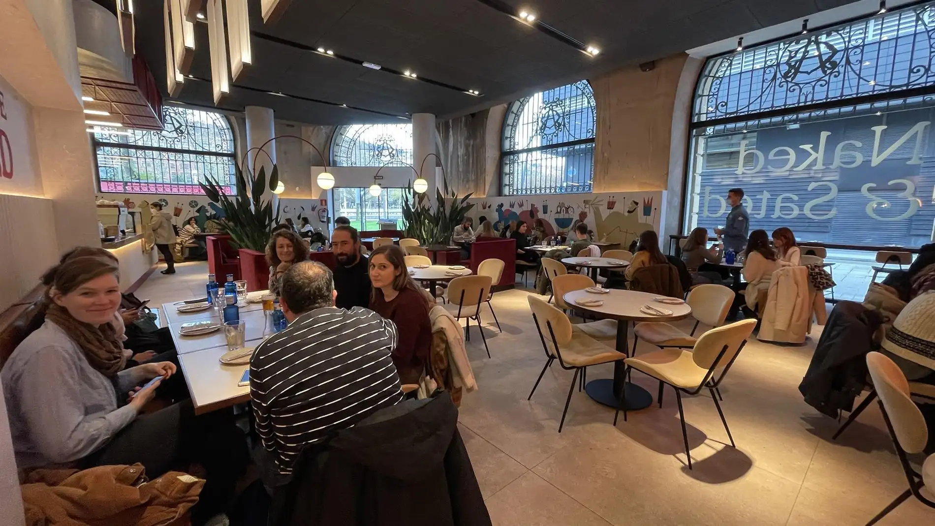 Varias personas comen en un restaurante de Bilbao