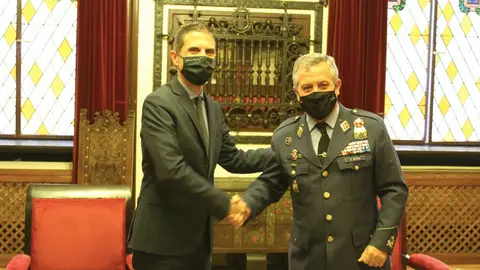 El Ayuntamiento de Alcalá y el Ejército del Aire firman la cesión de un avión C-101 que se ubicará en la entrada del barrio de Ciudad de Aire El Ayuntamiento de Alcalá y el Ejército del Aire firman la cesión de un avión C-101 que se ubicará en la entrada del barrio de Ciudad de Aire