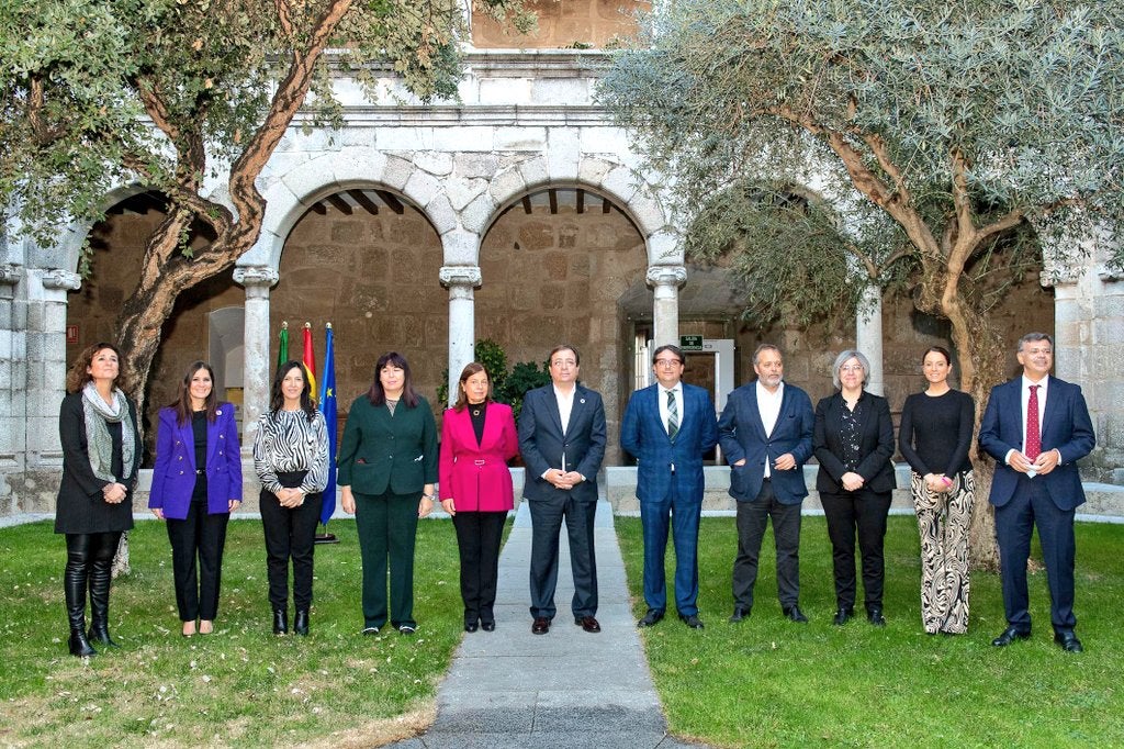 Toman posesión de sus cargos los nuevos consejeros de la Junta con González asumiendo Portavocía y Rosiña Cooperación al Desarrollo Toman posesión de sus cargos los nuevos consejeros de la Junta con González asumiendo Portavocía y Rosiña Cooperación al Desarrollo
