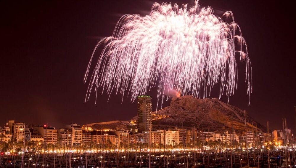 La tradicional Palmera del 24 de junio desde el Castillo