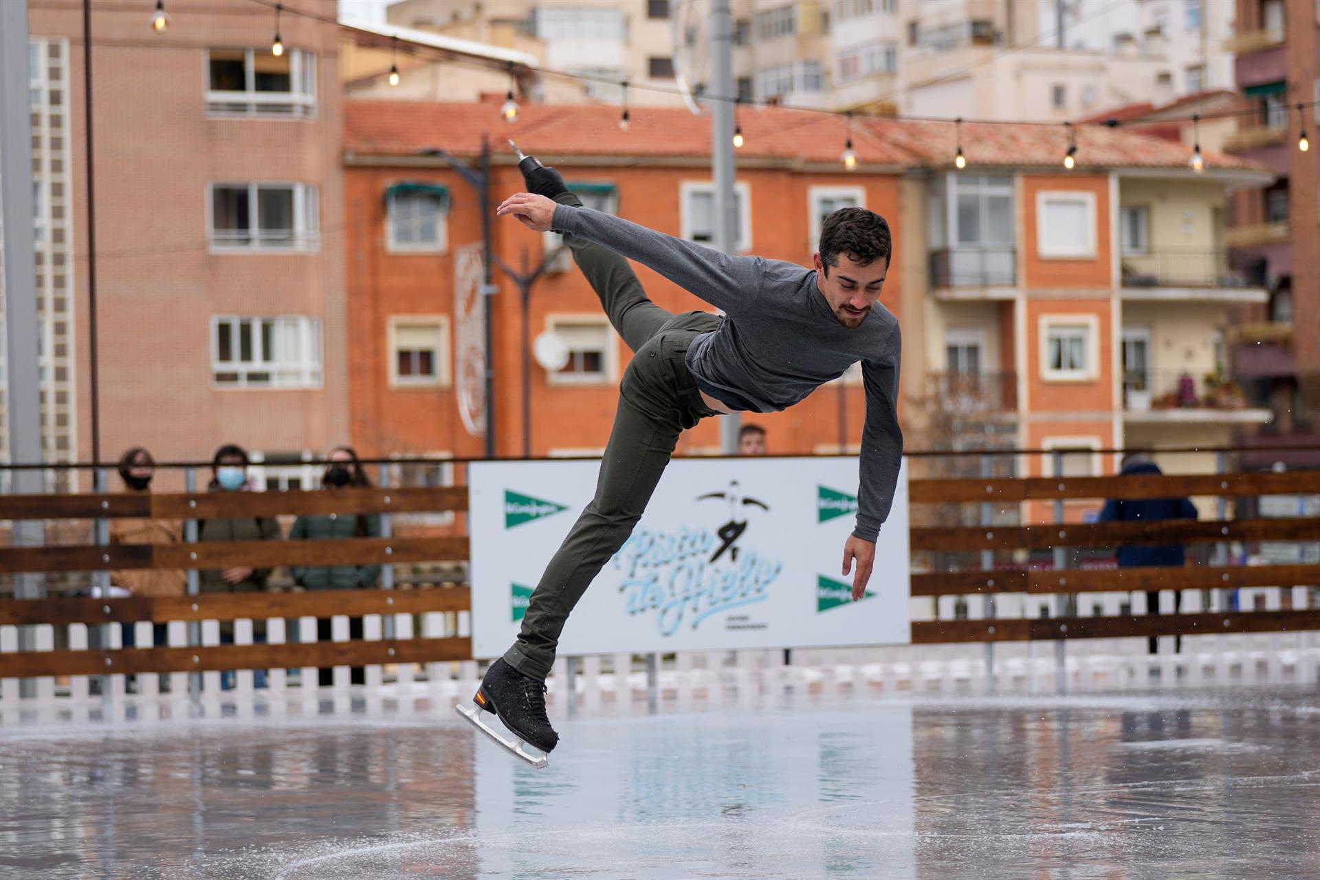 El patinador olímpico Javier Fernández, sobre los premios 'Iberdrola Supera': "Queremos seguir apoyando esa igualdad entre todos los deportes" El patinador olímpico Javier Fernández, sobre los premios 'Iberdrola Supera': "Queremos seguir apoyando esa igualdad entre todos los deportes"