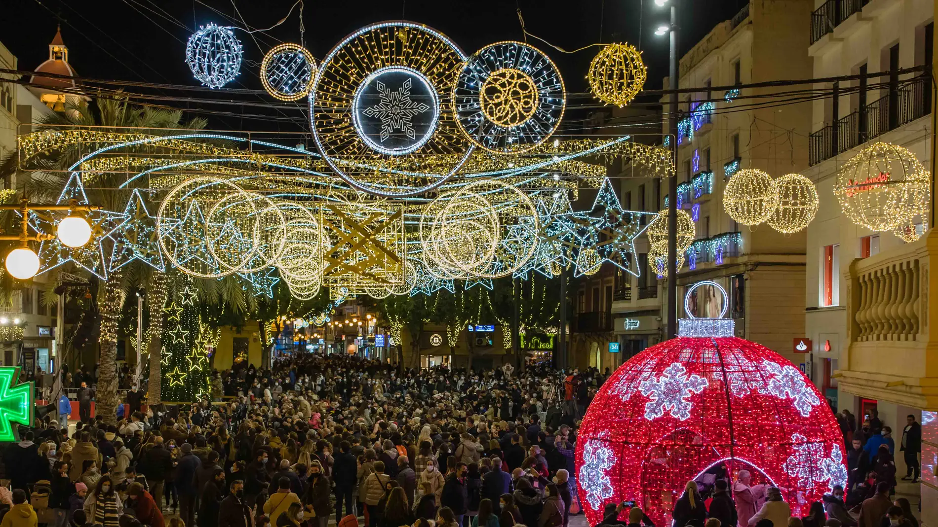 Un millón de bombillas LED iluminan ya la Navidad 2021 en Elche.