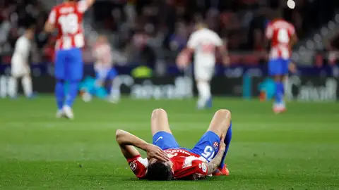 El defensa del Atlético de Madrid Stefan Savic tras lesionarse El defensa del Atlético de Madrid Stefan Savic tras lesionarse