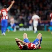 El defensa del Atlético de Madrid Stefan Savic tras lesionarse