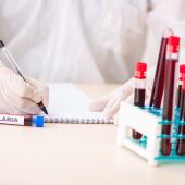 Enfermero analiza muestras de sangre