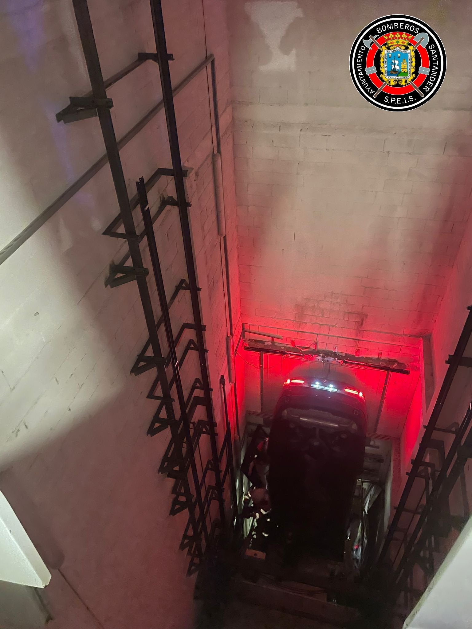 Seis heridos al caer un coche en el hueco del ascensor de un hotel en Santander Seis heridos al caer un coche en el hueco del ascensor de un hotel en Santander