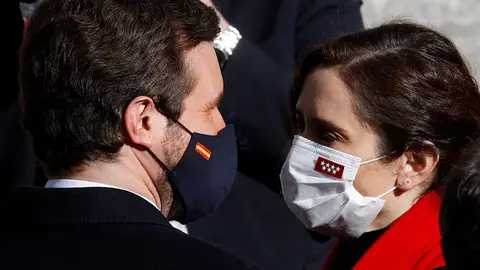 Saludo entre Isabel Díaz Ayuso y Pablo Casado en el acto de la Constitución Saludo entre Isabel Díaz Ayuso y Pablo Casado en el acto de la Constitución
