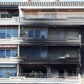 Vista del inmueble de Vilassar de Mar, Barcelona, donde han fallecido dos mujeres en edad avanzada por el incendio de la vivienda
