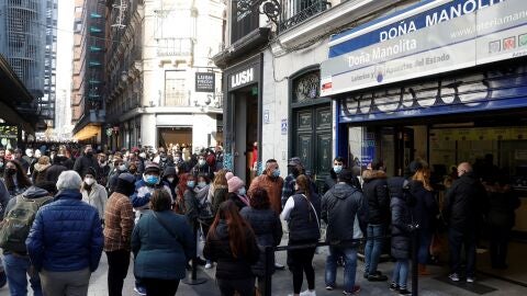 Personas hacen cola en la administraci&oacute;n de Loter&iacute;a de Do&ntilde;a Manolita, en Madrid.