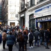 Personas hacen cola en la administración de Lotería de Doña Manolita, en Madrid.