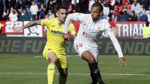 Alcácer y Koundé pelean un balón durante un Sevilla - Villarreal