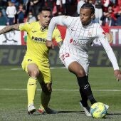 Alcácer y Koundé pelean un balón durante un Sevilla - Villarreal
