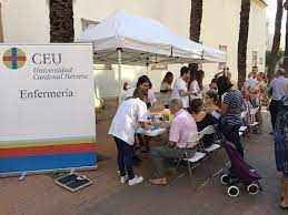 El grado en enfermería del CEU de Elche sale a la calle para difundir la importancia de las revisiones preventivas El grado en enfermería del CEU de Elche sale a la calle para difundir la importancia de las revisiones preventivas