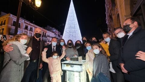 El alcalde Juan Espadas junto con el delegado de turismo Antonio Muñoz en la inauguración del encendido del árbol