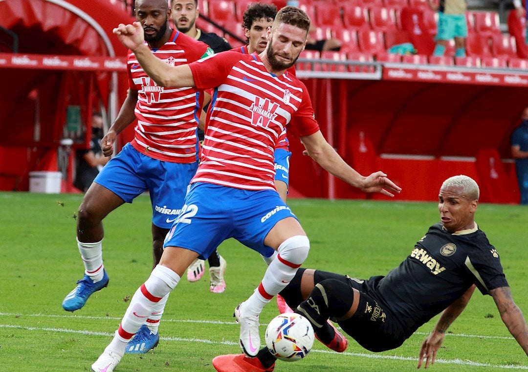 Aplazado el partido de fútbol Granada-Valencia por el incendio Aplazado el partido de fútbol Granada-Valencia por el incendio