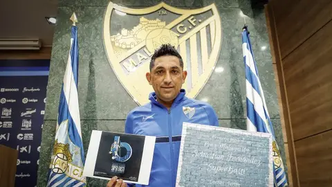 Basti con el logo de la peña que llevará su nombre Basti con el logo de la peña que llevará su nombre