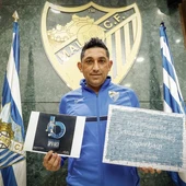 Basti con el logo de la peña que llevará su nombre Basti con el logo de la peña que llevará su nombre