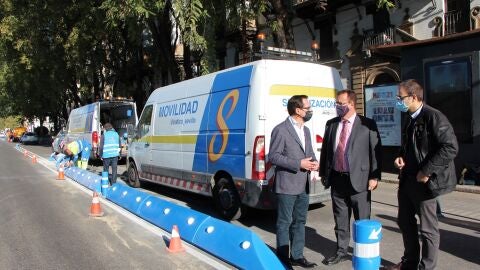 El delegado de movilidad Juan Carlos Cabrera junto a técnicos del Ayuntamiento 