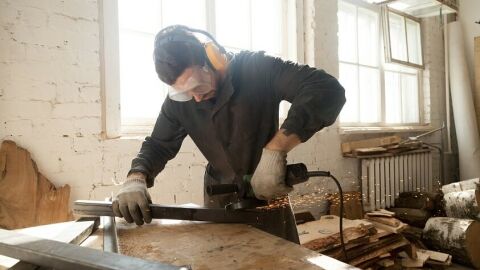 Un trabajador en un taller