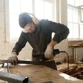 Un trabajador en un taller Un trabajador en un taller