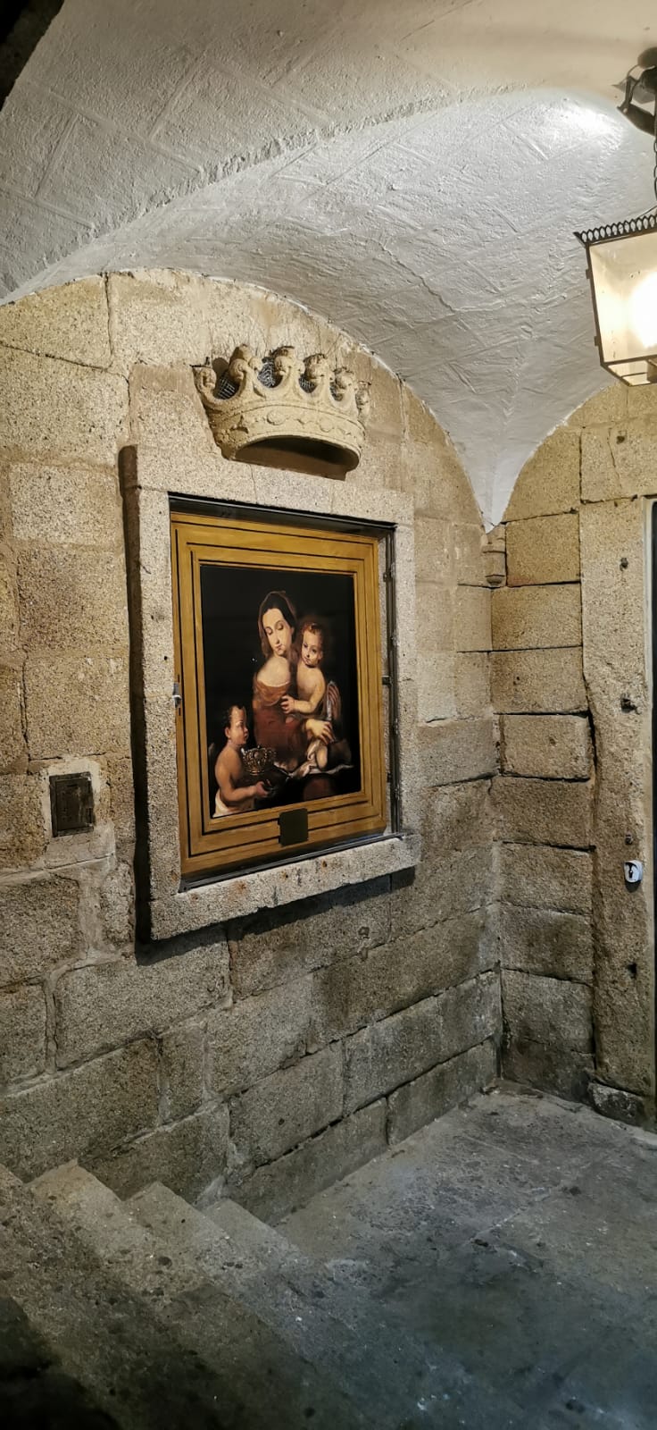 El Consorcio Cáceres Ciudad Histórica restaura el cuadro de la Virgen de la Paz en la Plaza Mayor El Consorcio Cáceres Ciudad Histórica restaura el cuadro de la Virgen de la Paz en la Plaza Mayor