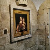 El Consorcio Cáceres Ciudad Histórica restaura el cuadro de la Virgen de la Paz en la Plaza Mayor