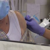 Una enfermera que está vacunando a un paciente.