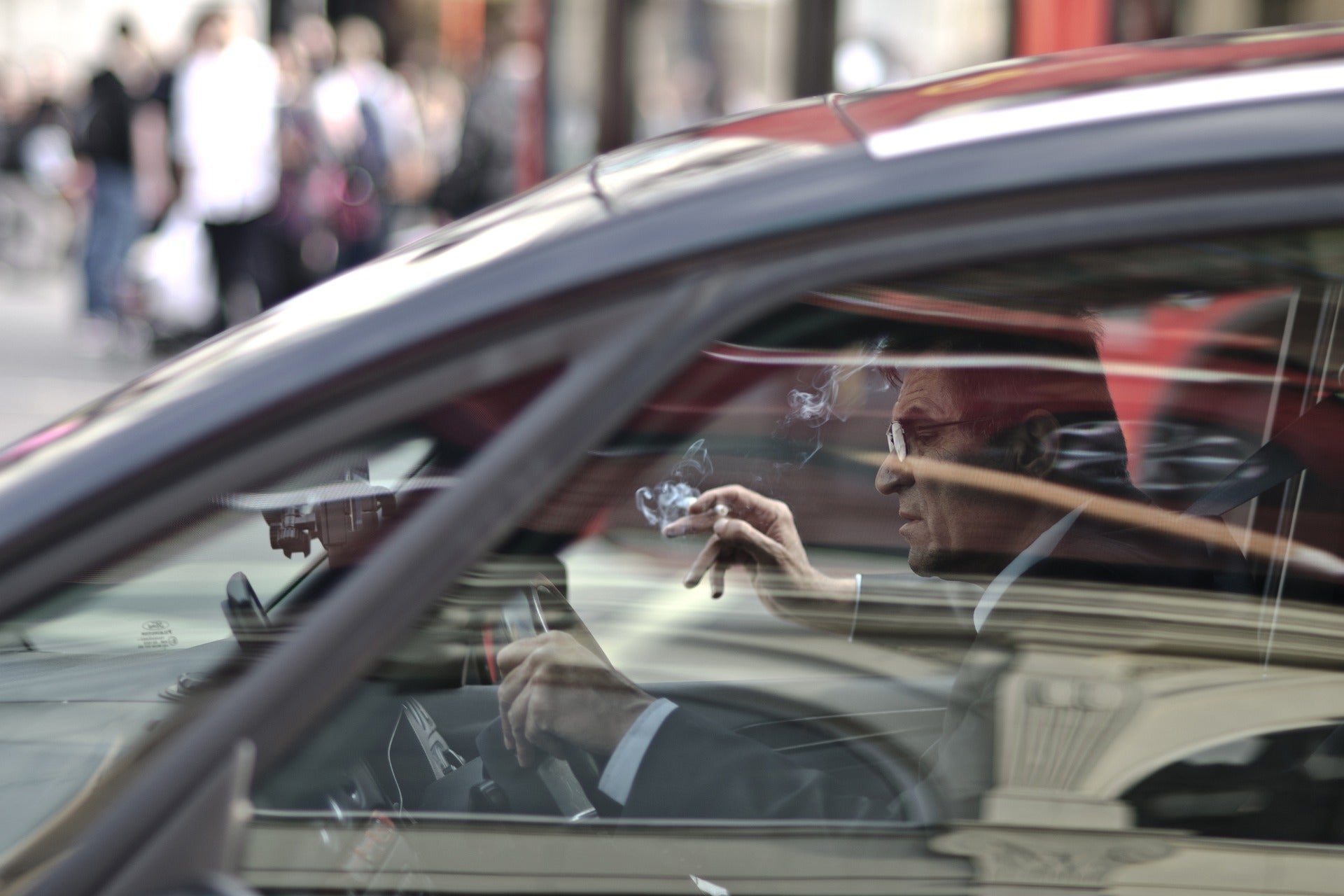 Sanidad quiere prohibir fumar en el coche, terrazas o playas: así es el Plan Integral contra el Tabaquismo del Gobierno Sanidad quiere prohibir fumar en el coche, terrazas o playas: así es el Plan Integral contra el Tabaquismo del Gobierno