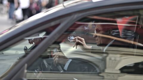 Un hombre fuma en su vehículo particular.