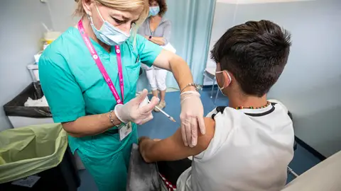 Imagen de archivo de una enfermera administrando una vacuna a un niño Imagen de archivo de una enfermera administrando una vacuna a un niño