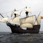 La réplica de la histórica nave de Magallanes y Elcano, anclada en Puerto Banús