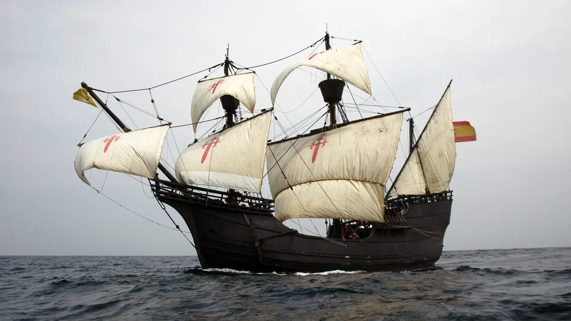 La réplica de la histórica nave de Magallanes y Elcano, anclada en Puerto Banús