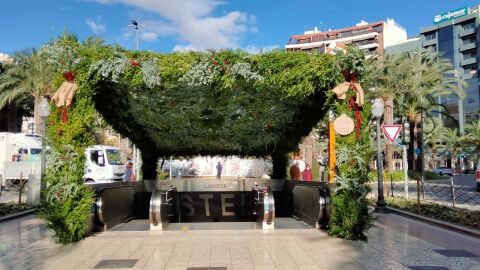 Decoraci&oacute;n vegetal en el acceso al TRAM de Luceros