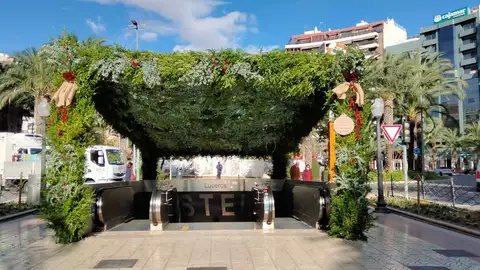 Decoración vegetal en el acceso al TRAM de Luceros Decoración vegetal en el acceso al TRAM de Luceros