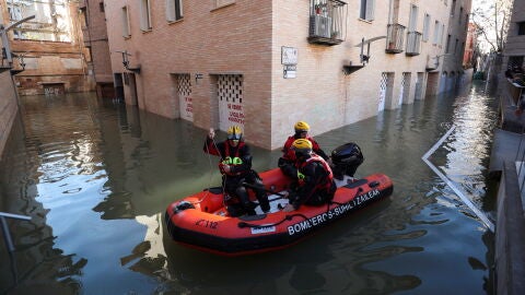 Borrasca Barra: la crecida del Ebro inunda el casco antiguo de Tudela y amenaza Zaragoza