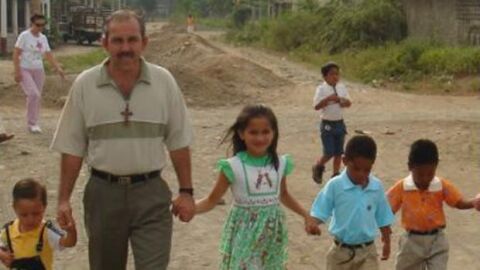 Pedro Manuel Salado de Alba junto algunos de sus ni&ntilde;os en Ecuador