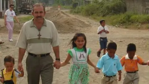 Pedro Manuel Salado de Alba junto algunos de sus niños en Ecuador Pedro Manuel Salado de Alba junto algunos de sus niños en Ecuador