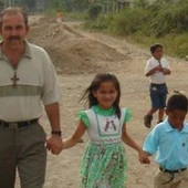 Pedro Manuel Salado de Alba junto algunos de sus niños en Ecuador Pedro Manuel Salado de Alba junto algunos de sus niños en Ecuador
