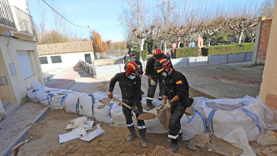 Soldados de la UME construyen diques en las calles de la poblaci&oacute;n zaragozana de Novillas