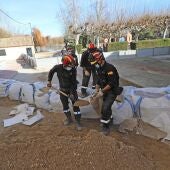 Soldados de la UME construyen diques en las calles de la población zaragozana de Novillas