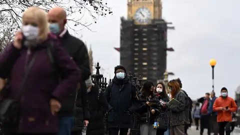 Decenas de personas esperan su turno para recibir una dosis de refuerzo de la vacuna anticovid en el hospital de St. Thomas, en Londres Decenas de personas esperan su turno para recibir una dosis de refuerzo de la vacuna anticovid en el hospital de St. Thomas, en Londres