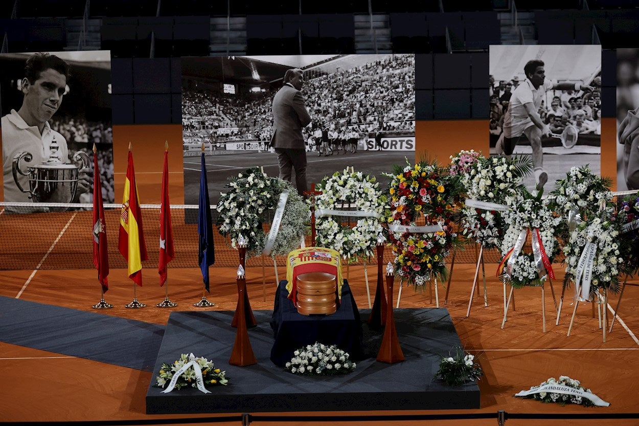 Abierta en la Caja Mágica la capilla ardiente de Manolo Santana Abierta en la Caja Mágica la capilla ardiente de Manolo Santana