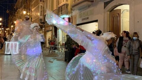 Un pasacalles en el Centro Comercial Abierto de C&aacute;diz