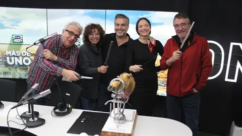 El equipo de Más de uno con Raquel Acosta, cortadora de Jamón El equipo de Más de uno con Raquel Acosta, cortadora de Jamón