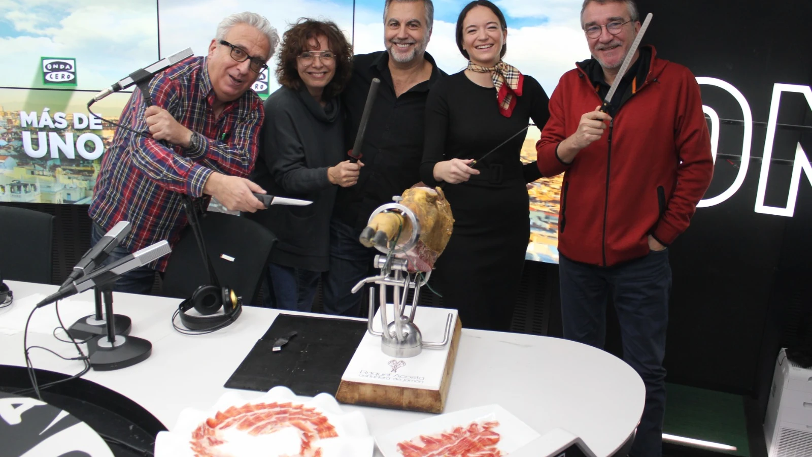 El equipo de Más de uno con Raquel Acosta, cortadora de Jamón El equipo de Más de uno con Raquel Acosta, cortadora de Jamón