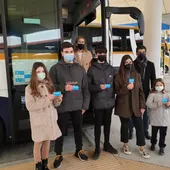 Coa tarxerta Xente Nova 107.000 mozos viaxaran gratis en autobús en Galicia Coa tarxerta Xente Nova 107.000 mozos viaxaran gratis en autobús en Galicia