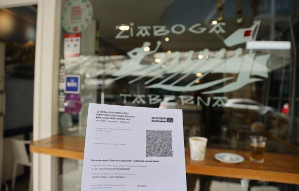 El pasaporte COVID ya se exige en todos los bares, restaurantes y cafeterías de Mallorca, Eivissa y Menorca El pasaporte COVID ya se exige en todos los bares, restaurantes y cafeterías de Mallorca, Eivissa y Menorca