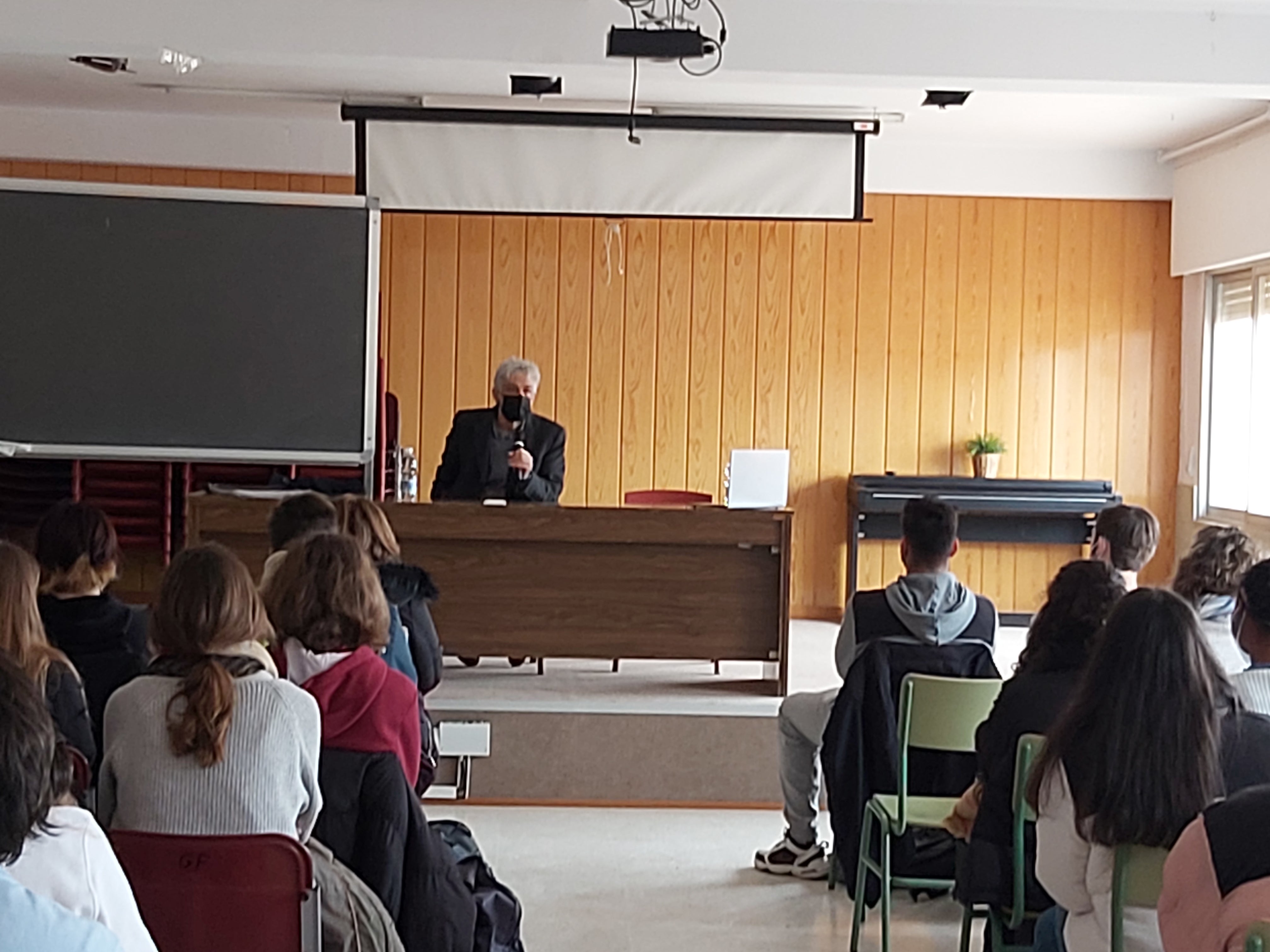 El escritor Carlos Castán Andolz en el IES María Zambrano El escritor Carlos Castán Andolz en el IES María Zambrano