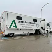 Camión auto-covid en la puerta del Centro Cívico Augusto Tolón Camión auto-covid en la puerta del Centro Cívico Augusto Tolón